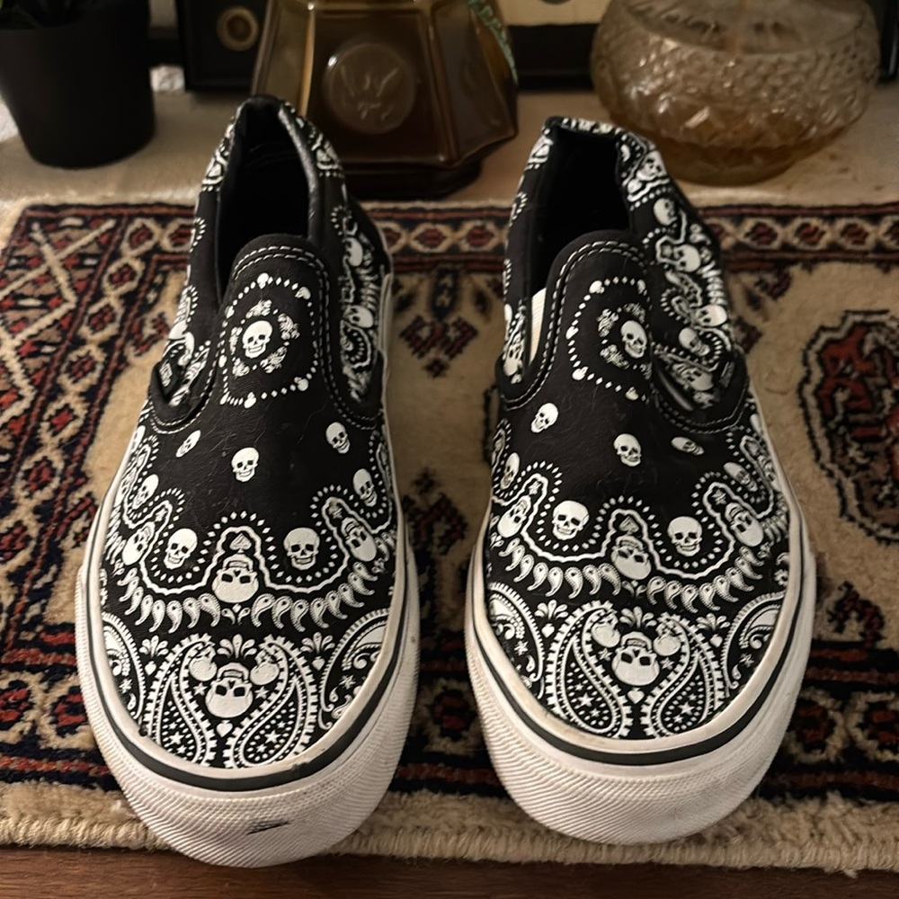 Van slip on black bandanna style with skulls ladies, size 9